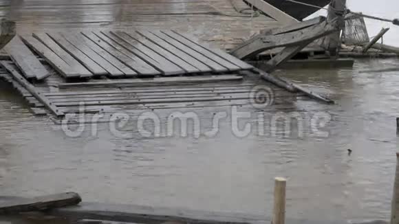 木码头洪水泛滥河水泛滥视频的预览图
