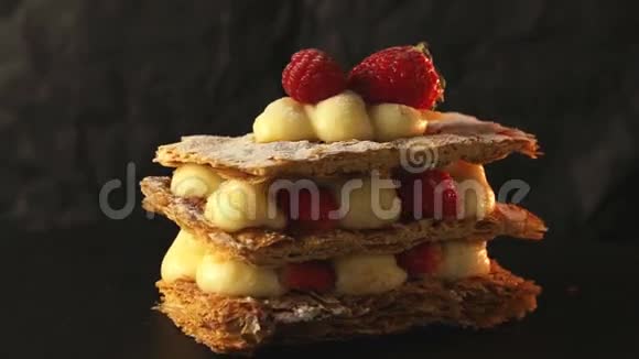 Millefeille甜点和草莓甜点黑色背景蛋糕甜视频的预览图