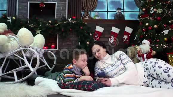 新年圣诞节妈妈和儿子圣诞节快到了视频的预览图