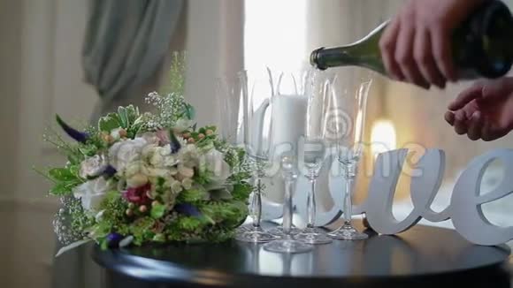 婚礼上男人用香槟盛满酒杯视频的预览图
