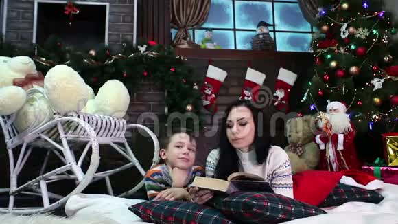 新年圣诞节妈妈和儿子圣诞节快到了视频的预览图