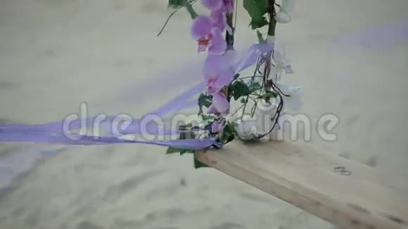 戴瑞弗兰花式摇摆舞的婚礼戒指视频的预览图