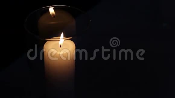 黑暗中玻璃瓶中的蜡烛视频的预览图