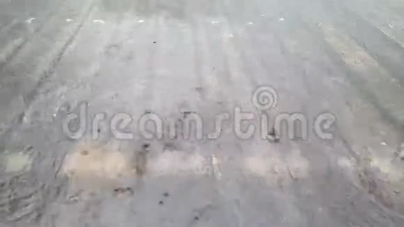 雨点落在木地板上视频的预览图