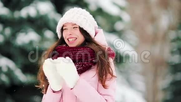 美丽的寒冷天气户外下雪的年轻女子画像视频的预览图