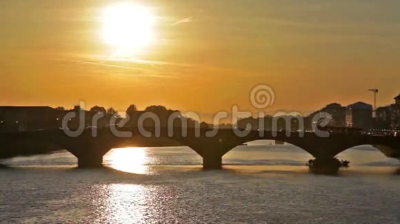 日落时分穿过阿尔诺河的阿拉卡拉亚庞特视频的预览图