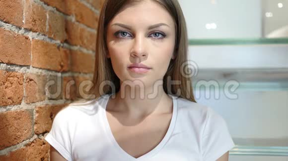 严肃的年轻女子坐在放松椅上的画像视频的预览图