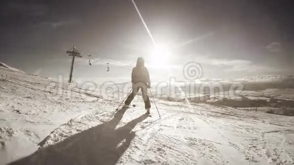 4K黑白镜头女滑雪者在山顶上休息欣赏风景视频的预览图