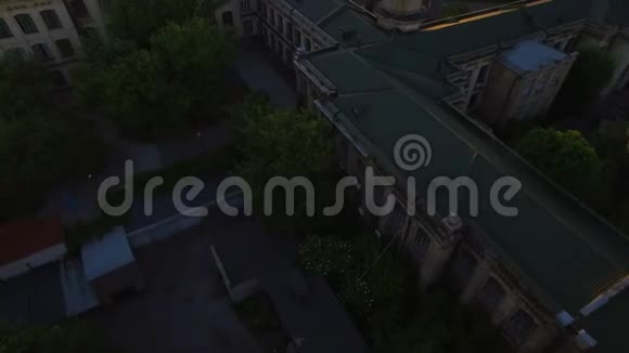 日落时城市背景的老大学校园视频的预览图
