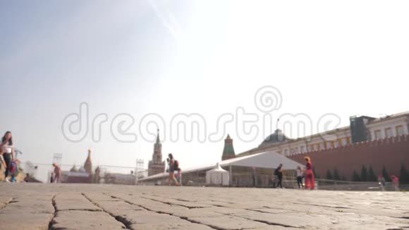 俄罗斯联邦莫斯科红场克里姆林宫的人们走在人行道上慢动作视频国家地标视频的预览图