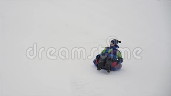 人们在油管上玩雪滑梯视频的预览图