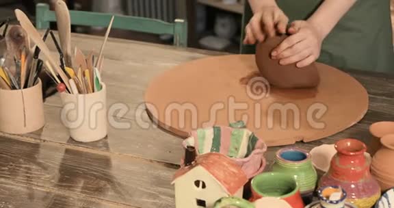 成年女陶工师傅准备桌上的黏土视频的预览图