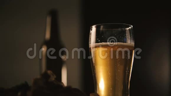 在装有新鲜啤酒的杯子里流动气泡视频的预览图