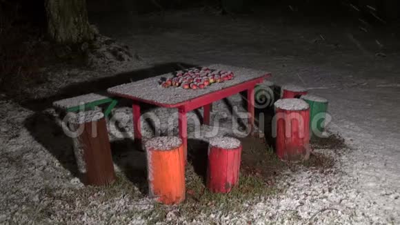 冬季农村红木桌苹果上飘雪视频的预览图