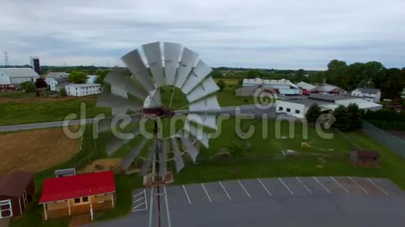 阿米什乡村风车无人机视频的预览图