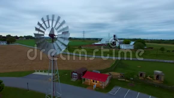 阿米什乡村风车无人机视频的预览图