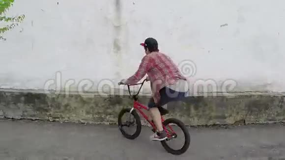 一个骑自行车的家伙视频的预览图