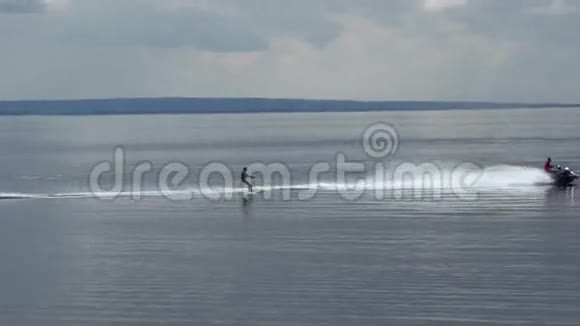 年轻人去湖边滑水视频的预览图