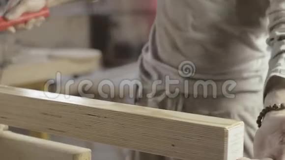 木工用油漆辊对木板表面进行清漆工艺处理视频的预览图