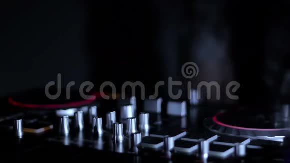 DJ混音机在俱乐部的光线照射下跳舞DJ循环视频视频的预览图