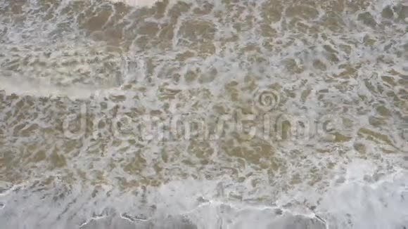 阳光明媚的夏日海岸的海浪视频的预览图
