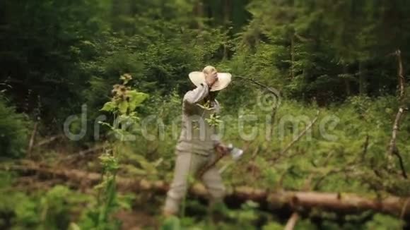 喀尔巴阡山绿林中穿着英国传统服装的年轻乡下樵夫视频的预览图
