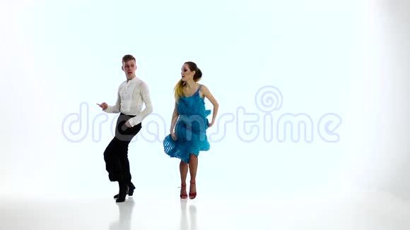 桑巴舞夫妇专业优雅的舞者慢动作怀特工作室视频的预览图