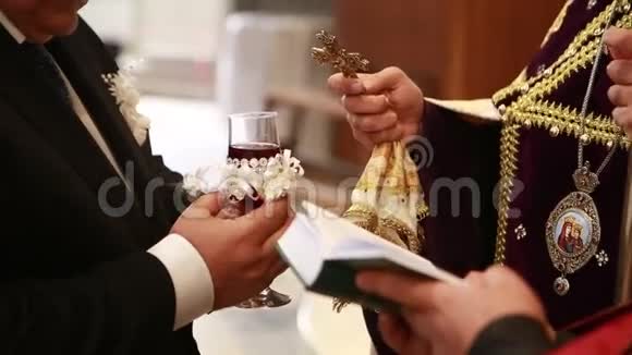十字架牧师奉献一杯酒视频的预览图