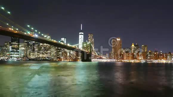 布鲁克林大桥和曼哈顿的天际线在夜间消失视频的预览图