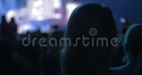 音乐会上人群中的女士戴上耳机视频的预览图