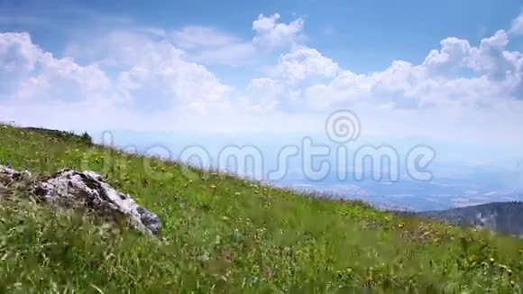 蓝色天空下的塞伦山草地视频的预览图