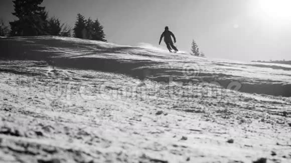 滑雪者在斜坡上的黑白镜头视频的预览图