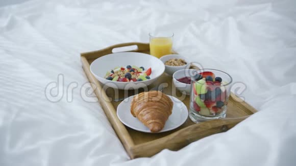 在床上供应早餐视频的预览图