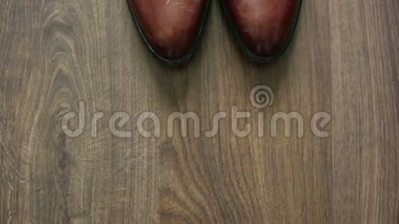 木制背景的棕色鞋子视频的预览图