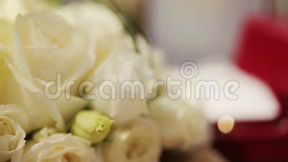 结婚戒指和白色玫瑰花视频的预览图