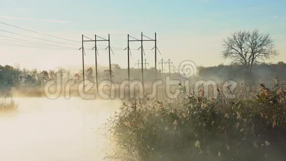 雾与阳光在霜冻的晨河视频的预览图