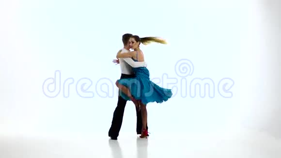 拉丁舞的一对专业优雅的舞者慢动作怀特工作室视频的预览图
