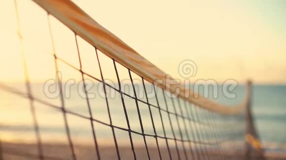 沙滩排球网和美丽的日出视频的预览图