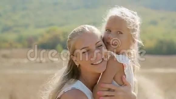 母亲和小女儿的温馨关系视频的预览图