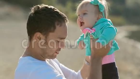爸爸牵着他的宝贝女儿视频的预览图