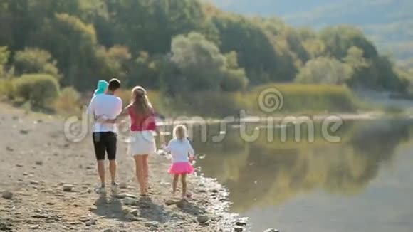 联合家庭有两名年幼儿童在散步视频的预览图