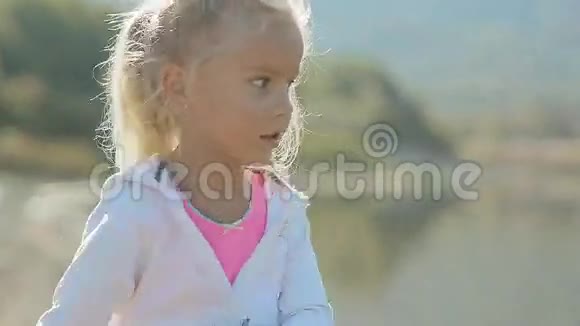 可爱的小女孩穿着粉色裙子视频的预览图
