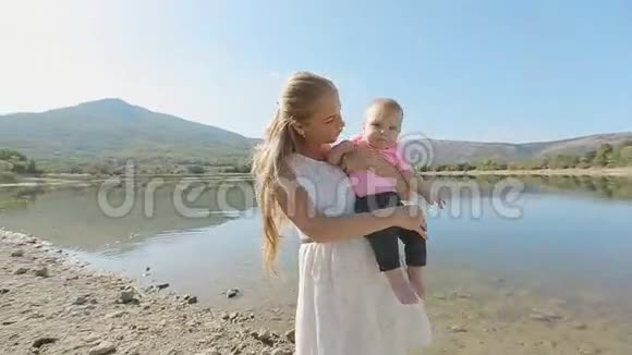 年轻的母亲手牵着迷人的宝贝女儿视频的预览图