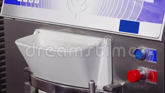 为冰淇淋生产添加牛奶混合物的冷冻机视频的预览图