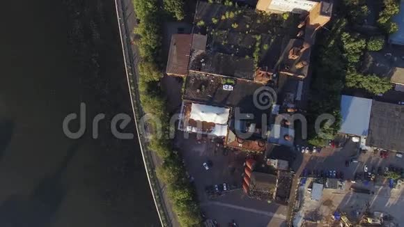 四架直升机飞在夏季餐厅屋顶上有白色帐篷河边的老建筑晴天视频的预览图
