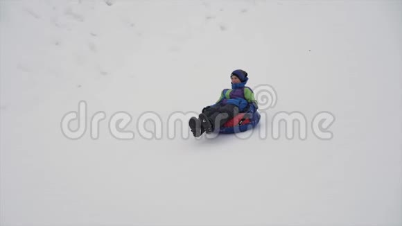 人们在油管上玩雪滑梯视频的预览图