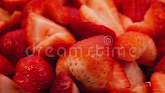 奶油泼在草莓甜点上视频的预览图