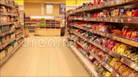 超市里有货的货架注意力集中视频的预览图