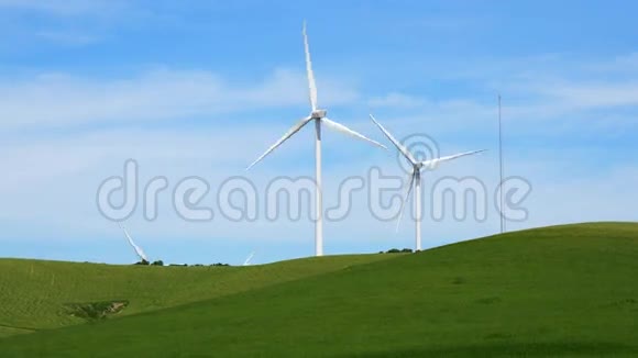 风力发电机在现场发电风电场4K视频的预览图