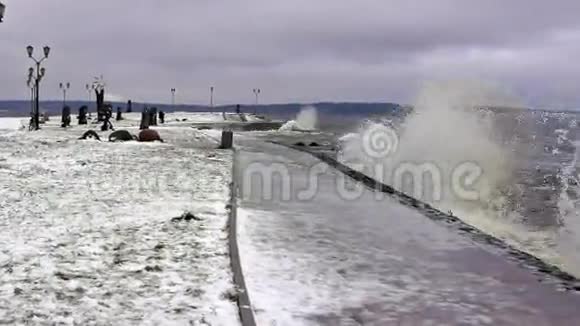 冬天的暴风雨湖畔公园视频的预览图